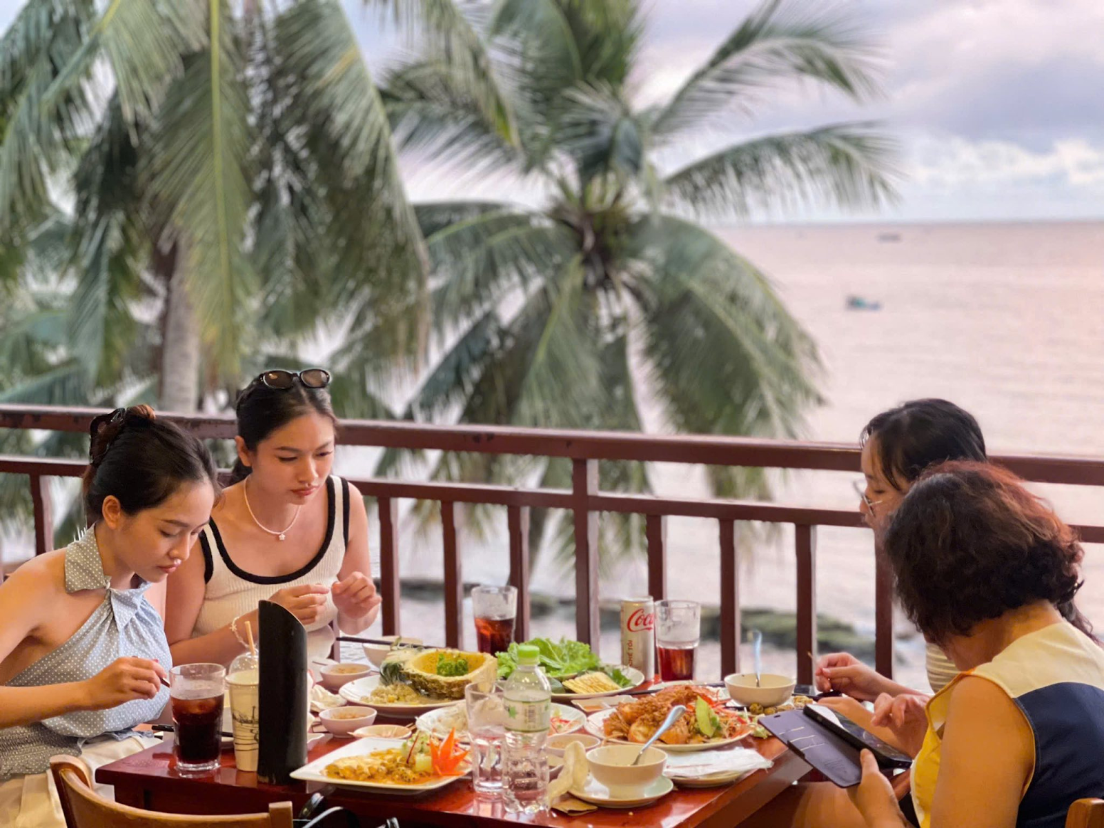 Nhà hàng Xin Chào Phú Quốc phục vụ chu đáo xuyên Tết nguyên đán