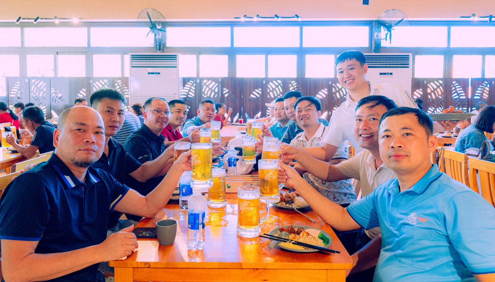 Du khách thưởng thức bữa trưa ngon miệng tại nhà hàng Mango