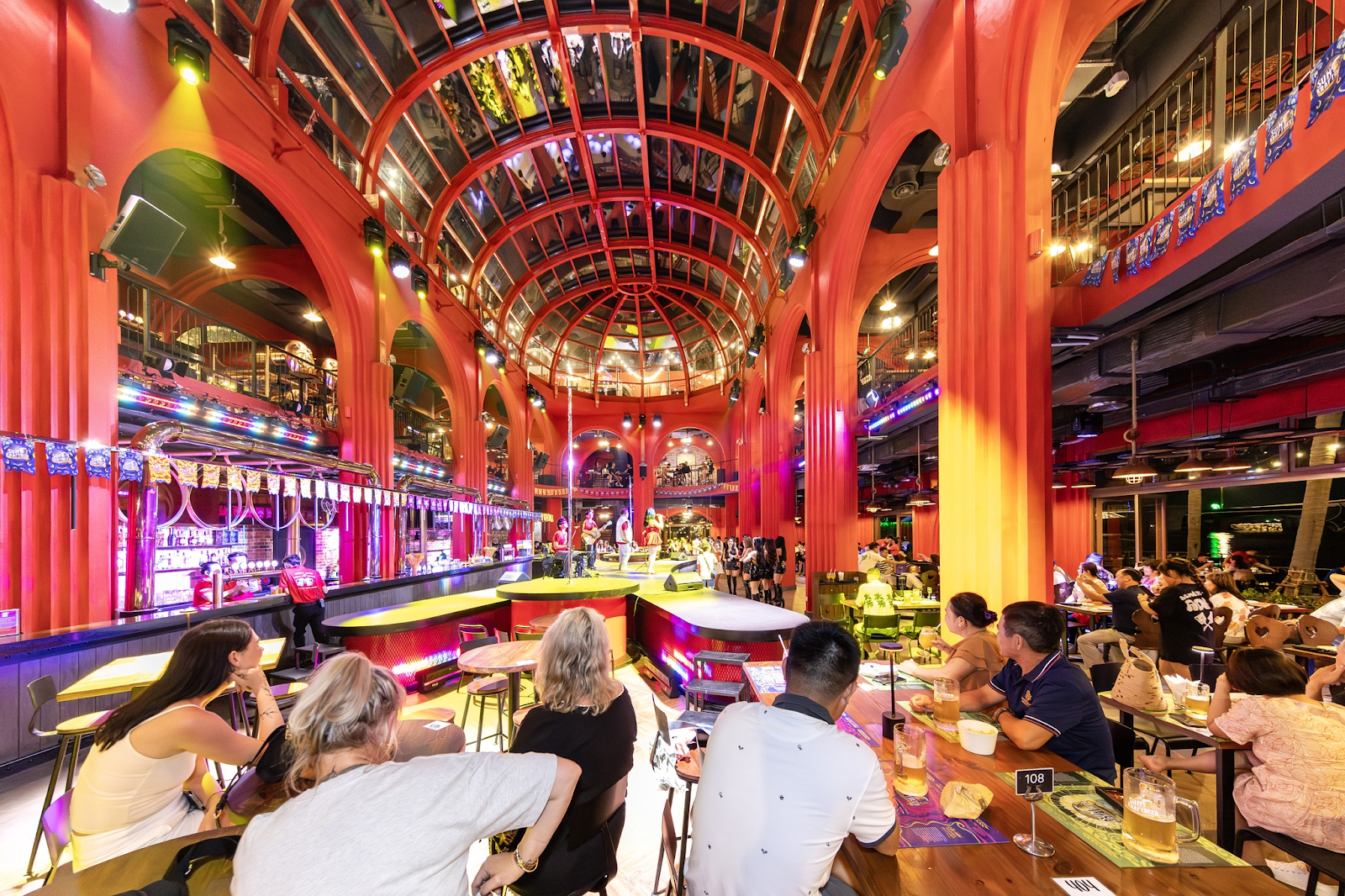 Nhà hàng Sun Bravia GastroPub có thiết kế độc đáo