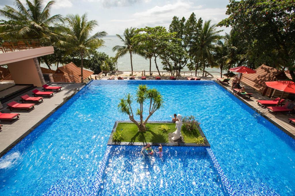 Bể bơi rộng rãi, tiện nghi trong khuôn viên Kim Hoa Resort