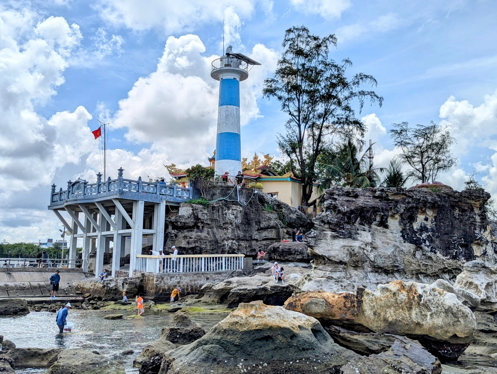 Du khách có thể dâng hương và cầu mong bình an tại Dinh Cậu