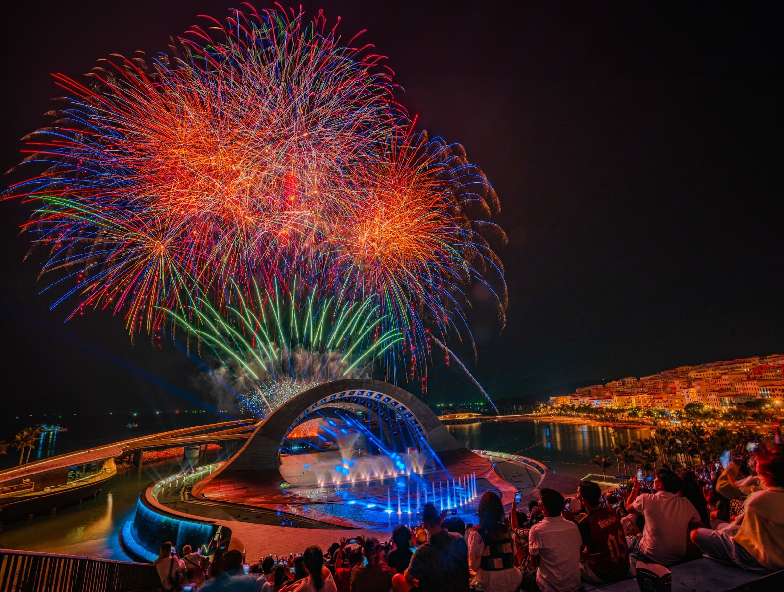 Pháo hoa đã dần trở thành biểu tượng của hòn đảo khi bầu trời Phú Quốc rực sáng trong 750 ngày liên tiếp, không ngừng nghỉ