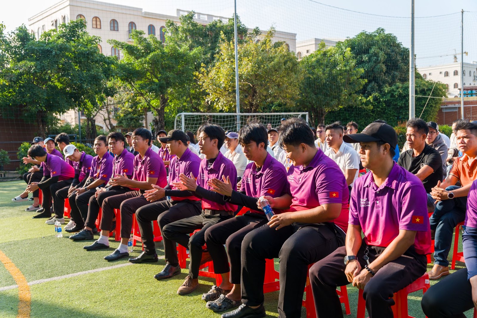 Từ sáng sớm, hàng trăm tài xế đang trực tiếp phục vụ cư dân và du khách tại Thị trấn Hoàng Hôn đã có mặt tham gia Chương trình Đào tạo Tài xế