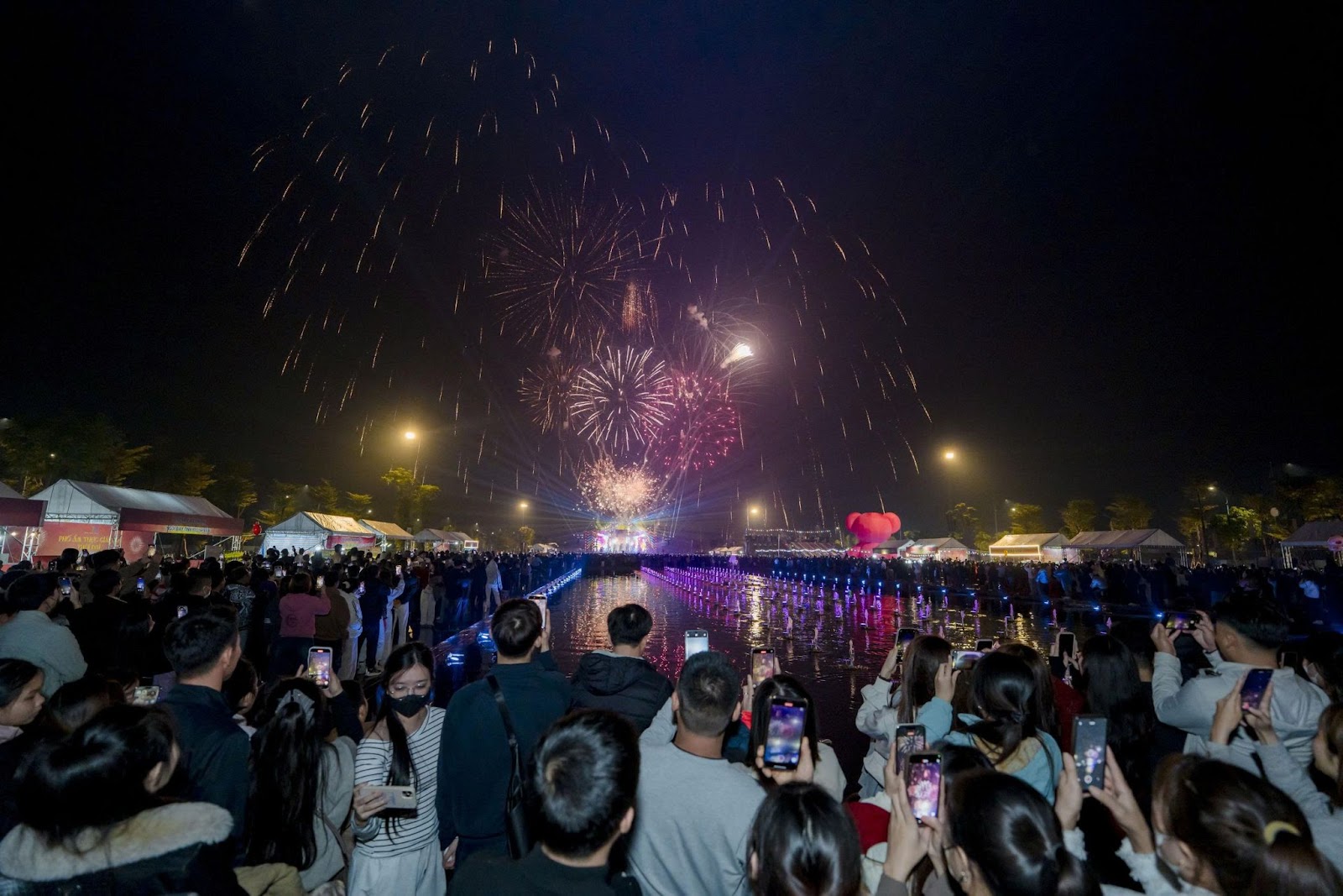 A spectacular fireworks and water music performance lights up the artistic landscape of Sun Urban City Ha Nam.