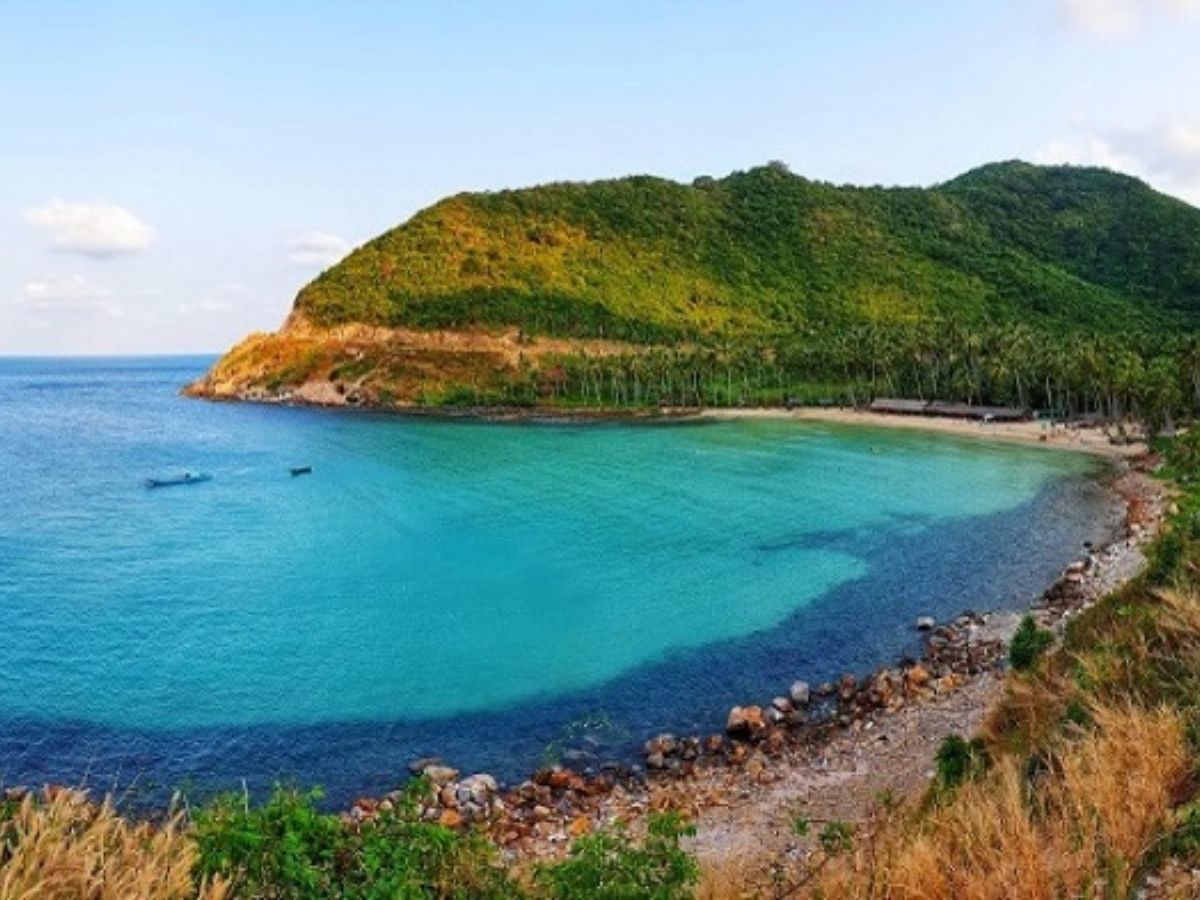 Làn nước trong xanh tại Bãi Cây Mến mang đến cảm giác mát lành, dễ chịu.