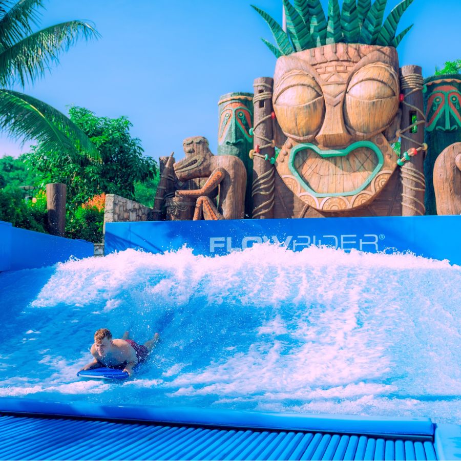 Du khách vui chơi tại công viên nước Aquatopia.