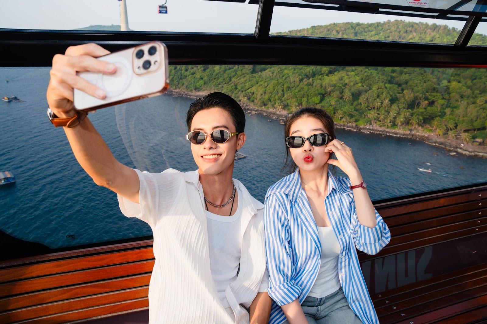 Du khách check-in với khung cảnh biển trời ấn tượng từ cabin cáp treo.