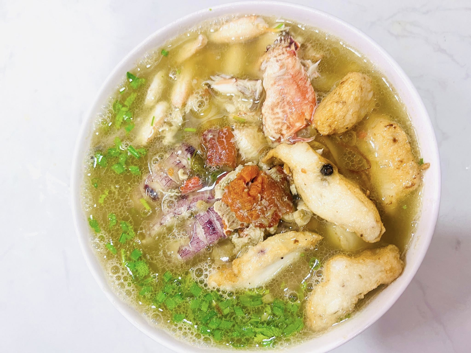 Tô bánh canh đầy ắp nhân hải sản tại quán Đèn Dầu.