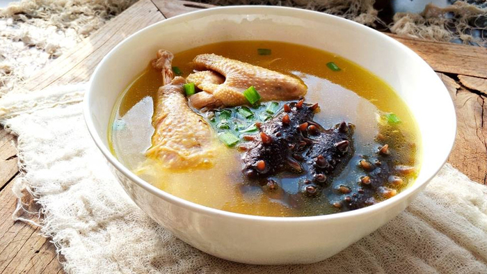 Hải sâm hầm thuốc bắc là món ăn bổ dưỡng.