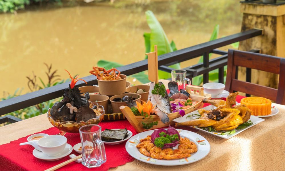 Bữa ăn thịnh soạn tại nhà hàng Ngự Uyển.