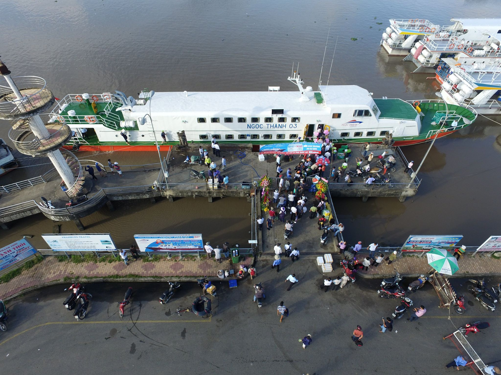 Du khách từ TP.HCM có thể đi xe khách tới bến tàu Rạch Giá rồi đi tàu cao tốc tới Nam Du