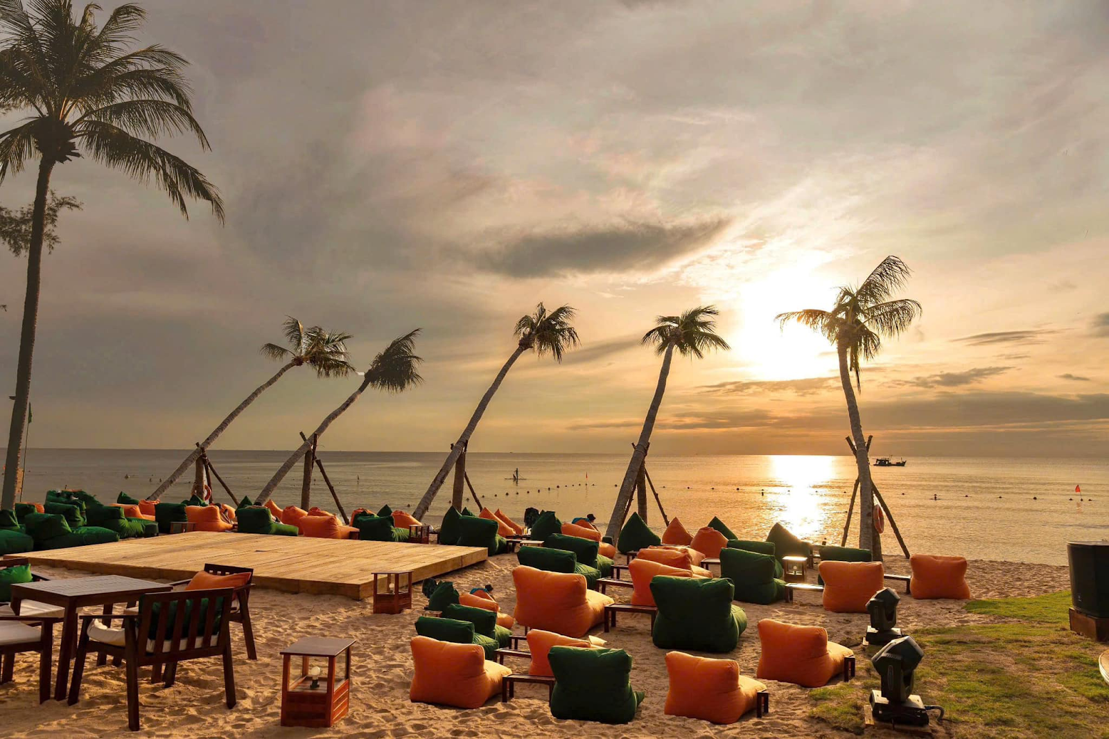 Du khách có thể ngắm trọn hoàng hôn Nam đảo từ nhà hàng Sonasea Beach Bar (Nguồn: Sưu tầm)