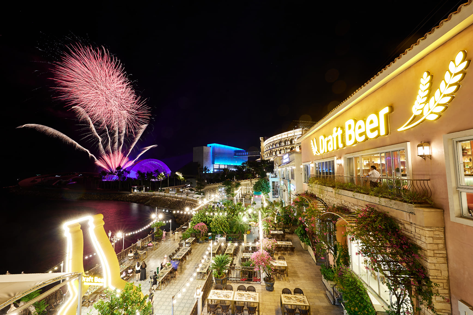 Nhà hàng Draft Beer có không gian hướng biển nằm ngay tại Thị trấn Hoàng Hôn (Nguồn: Sưu tầm)