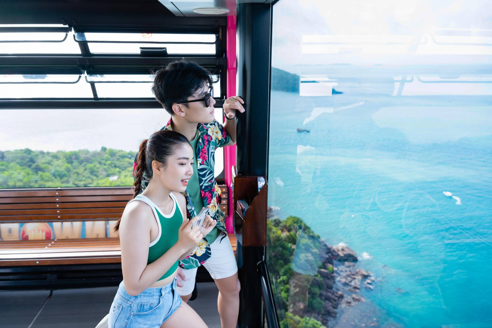 Du khách trải nghiệm ngắm toàn cảnh biển đảo Phú Quốc từ cáp treo Hòn Thơm (Nguồn: Sưu tầm)