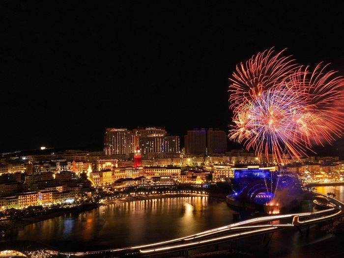 Thị trấn Hoàng Hôn về đêm được thắp sáng bởi những màn pháo hoa rực rỡ (Nguồn: Sưu tầm)