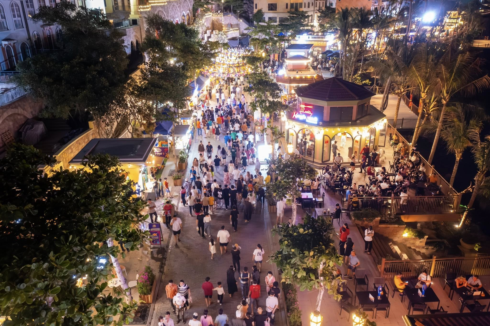 Không khí đông vui, náo nhiệt của chợ đêm Vui Phết. (