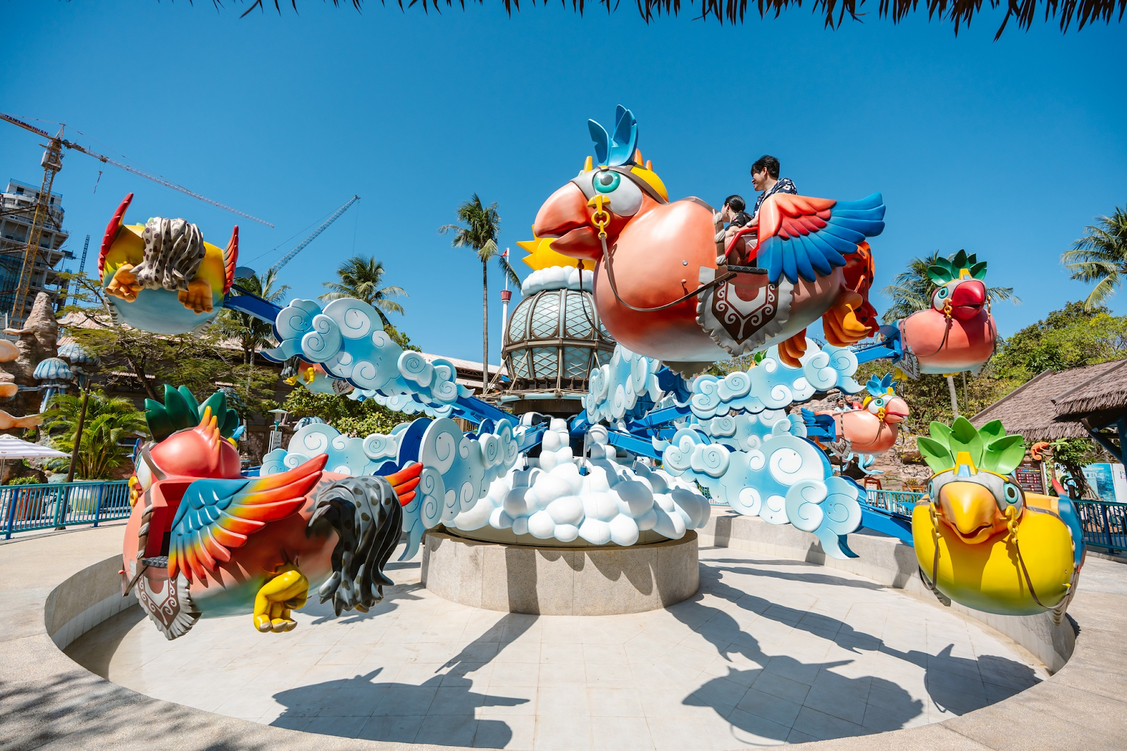 Du khách trải nghiệm các trò chơi tại công viên chủ đề Làng Exotica.