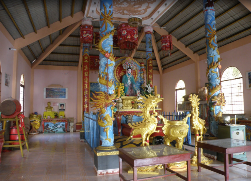 Không gian chính điện của ngôi miếu rất thanh tịnh và trang nghiêm.