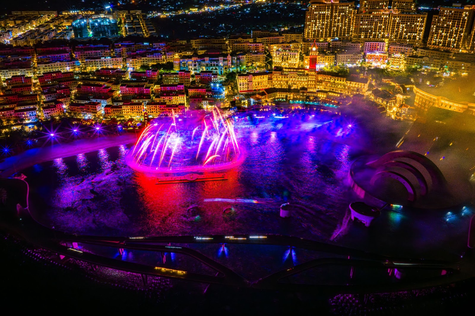 Không gian lung linh của Thị trấn Hoàng Hôn về đêm.