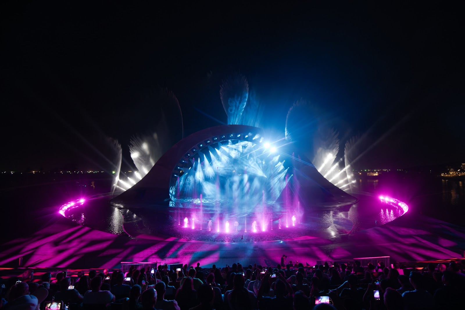 Sân khấu hoành tráng của show diễn Kiss of the Sea