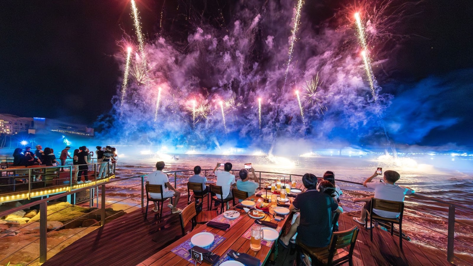 Những quán mở xuyên đêm dịp giao thừa được nâng cấp thành không gian trải nghiệm đa tầng cảm xúc