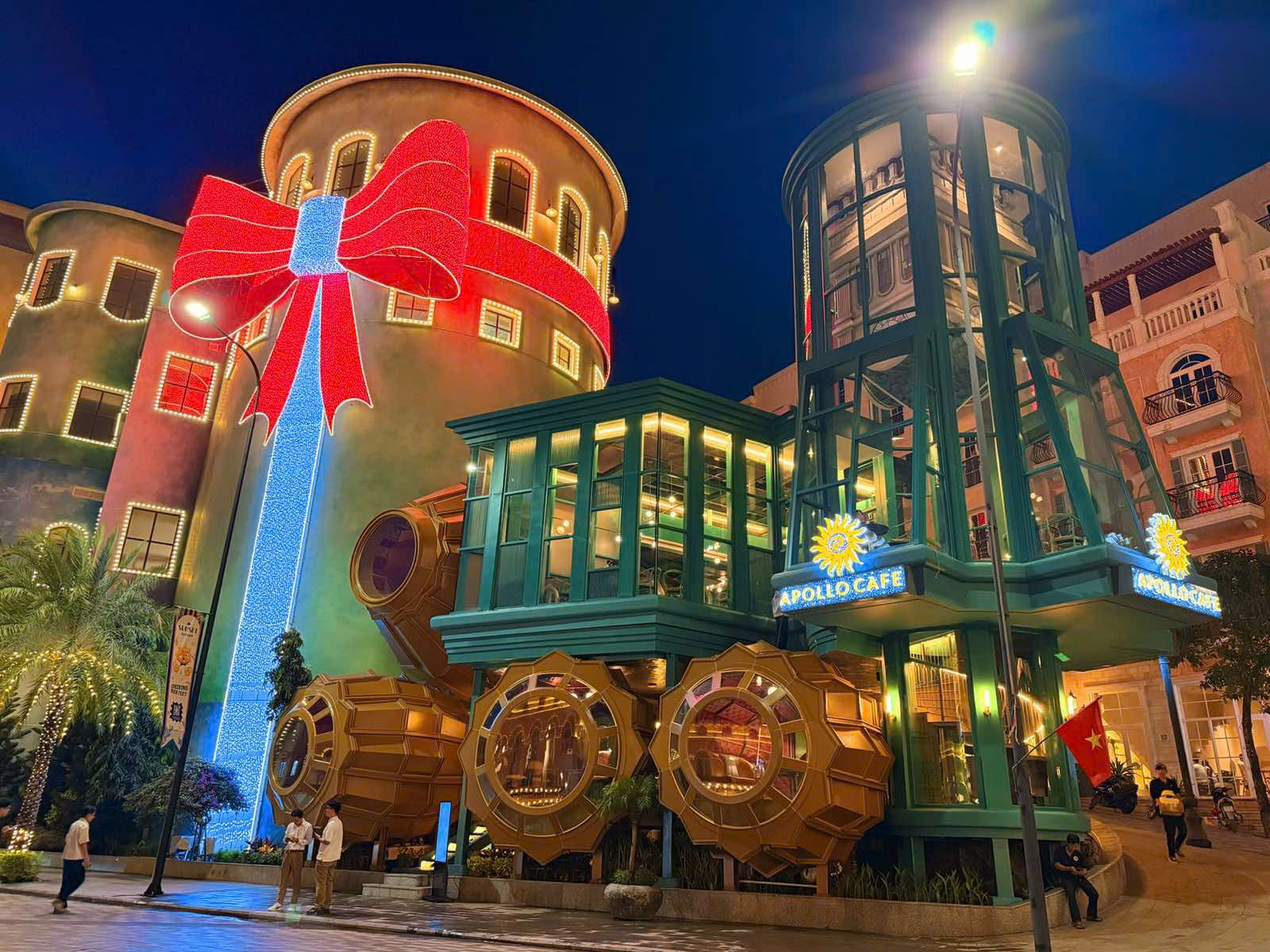 Apollo Cafe là một trong những quán cafe mở đêm countdown Phú Quốc có lợi thế vị trí khi nằm gần trục đi bộ chính và quảng trường tại Sunset Town