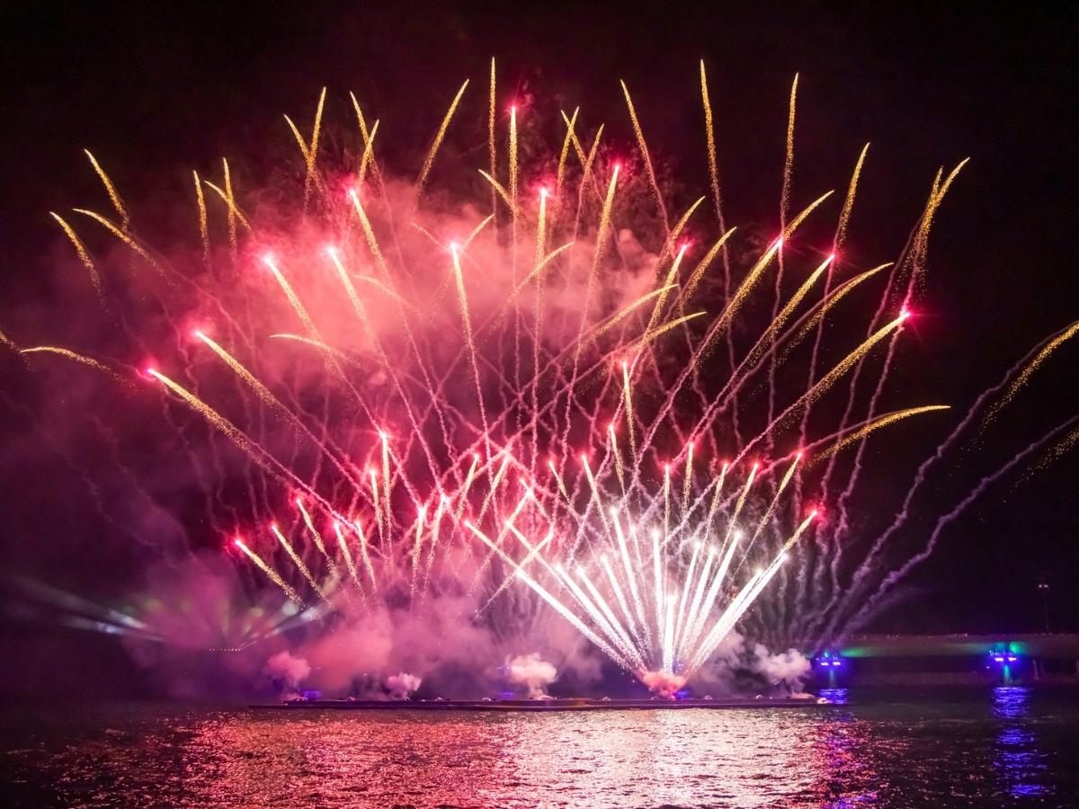 Chiêm ngưỡng màn trình diễn pháo hoa rực rỡ sắc màu trong show Bản giao hưởng đại dương