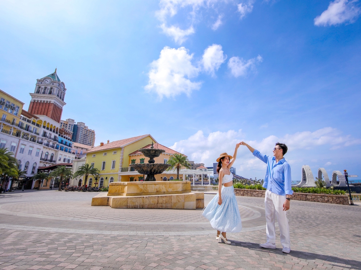 Du khách check-in đầy nghệ thuật tại Thị trấn Hoàng Hôn