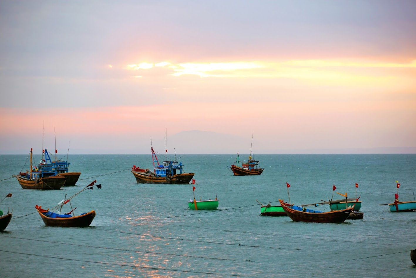 Tàu của ngư dân tại làng chài Hàm Ninh