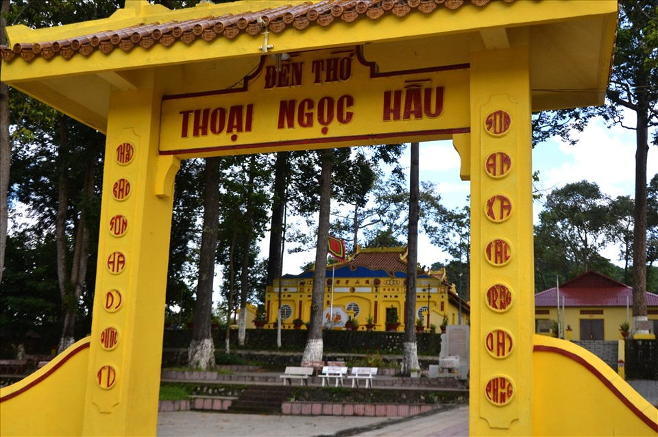 Cổng đền thờ Thoại Ngọc Hầu uy nghiêm