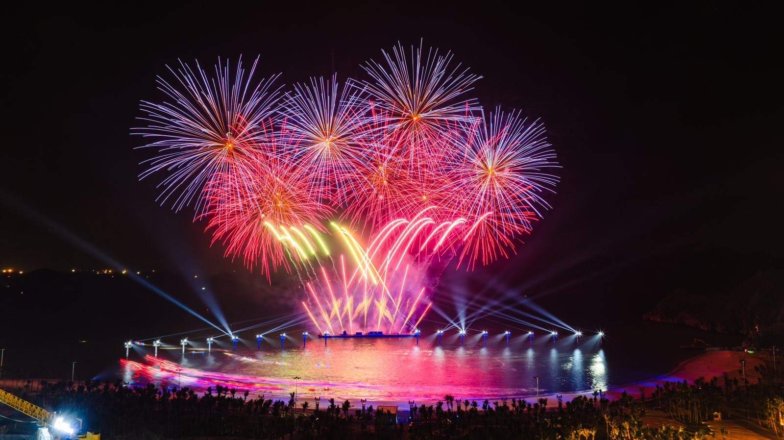 Bầu trời pháo hoa mãn nhãn của show Bản giao hưởng đại dương