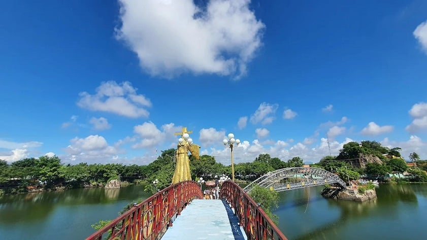 Du khách có thể kết hợp tham quan hồ Ông Thoại