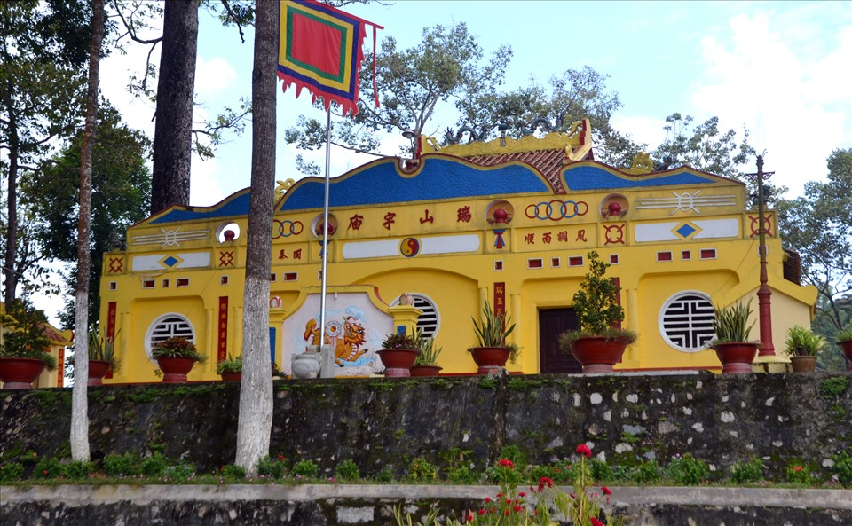 Không gian cổ kính, yên bình của đền thờ