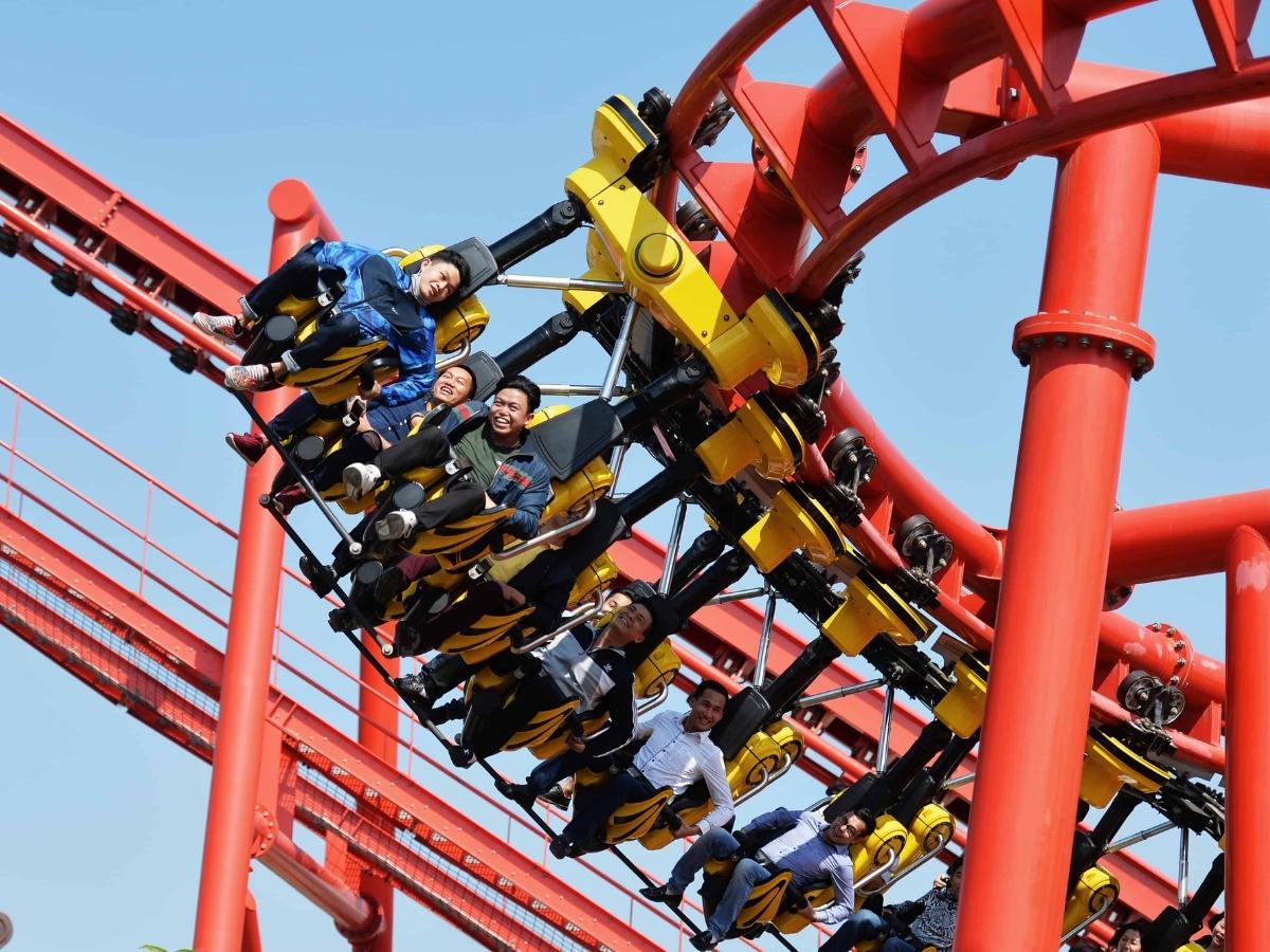 trai-nghiem-theo-dau-chan-rong-dua-du-khach-bay-luon-giua-khong-trung