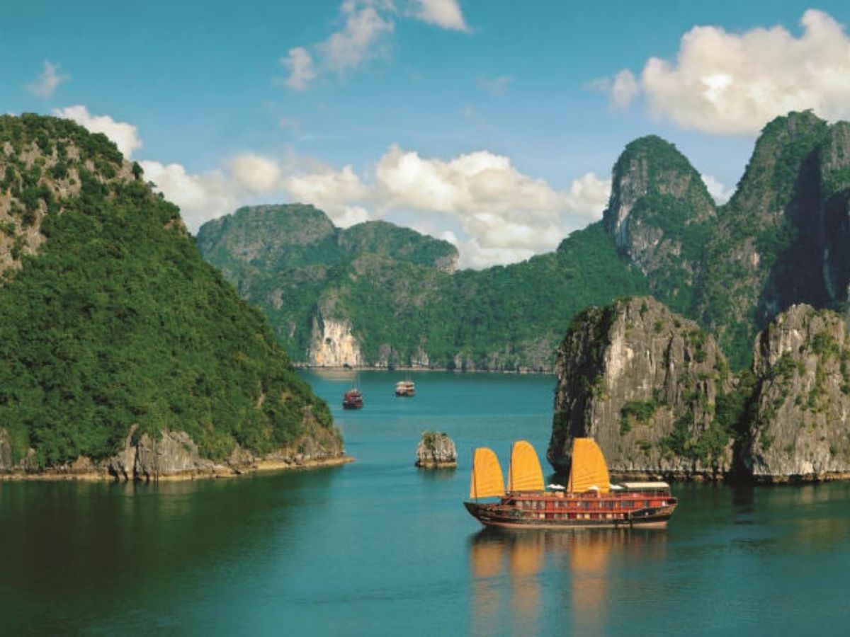 chiem-nguong-kiet-tac-thien-nhien-giua-vinh-ha-long-xanh-ngat