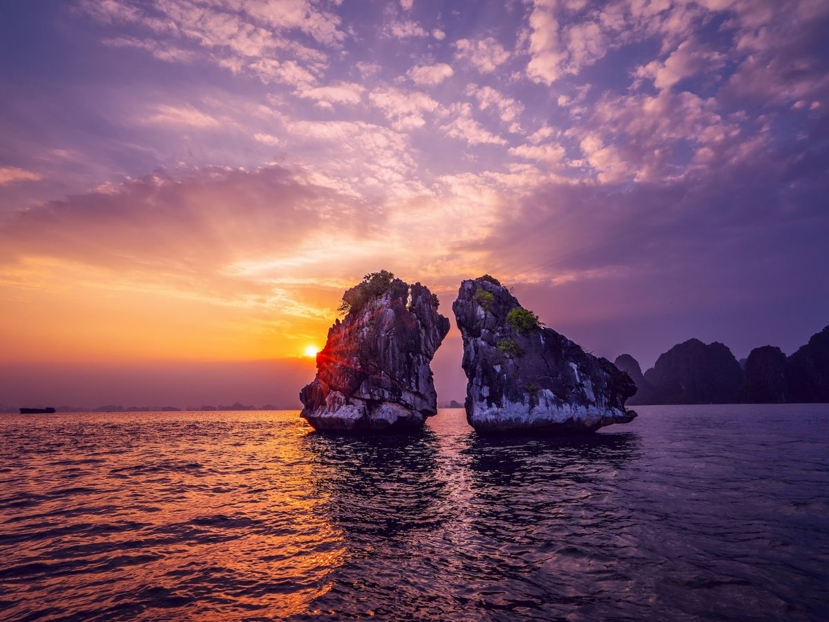Hòn Gà Chọi là một trong những điểm tham quan không thể bỏ qua khi đến Hạ Long.