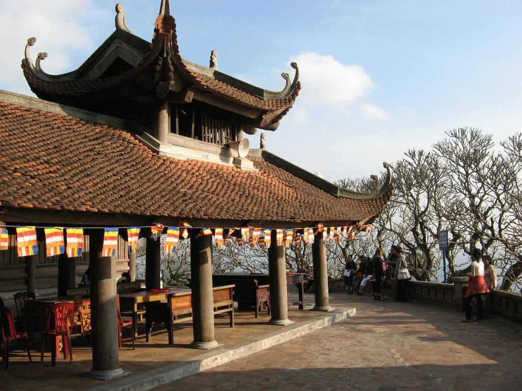 Chùa Hoa Yên nằm giữa rừng trúc tạo nên một không gian tĩnh lặng.