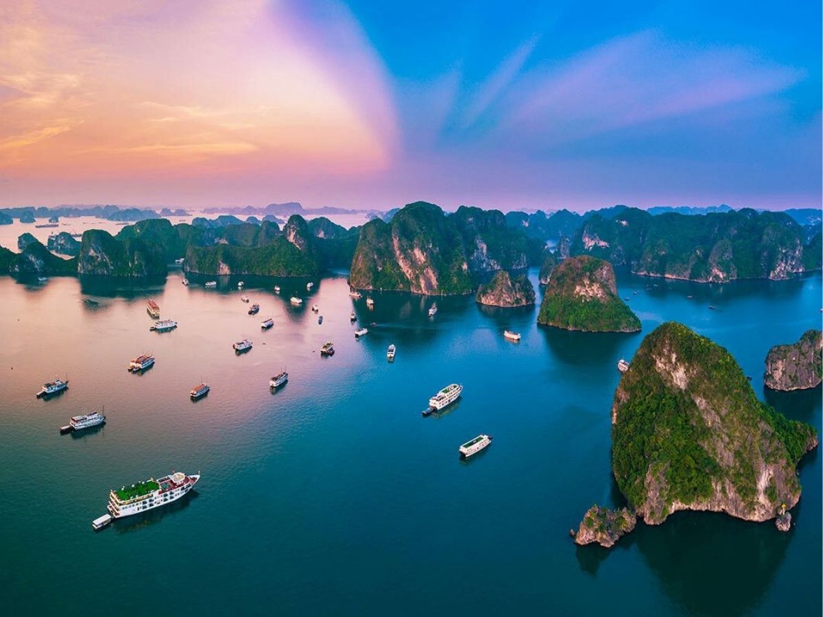 Vịnh Hạ Long với 1.969 hòn đảo đá vôi lớn nhỏ tạo nên di sản thiên nhiên thế giới không thể nhầm lẫn.