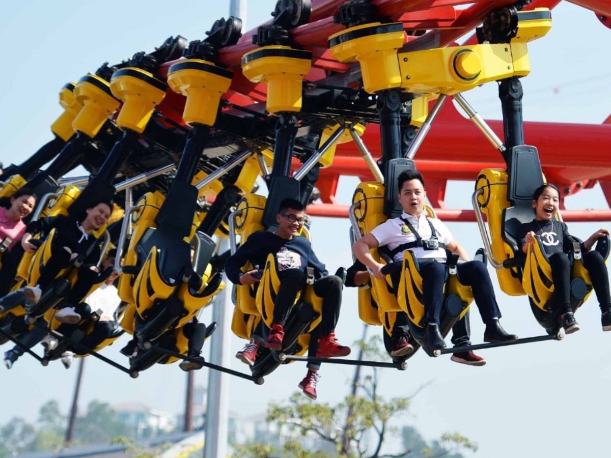 Trưa và chiều du khách có thể dành cho việc vui chơi tại Sun World Ha Long.