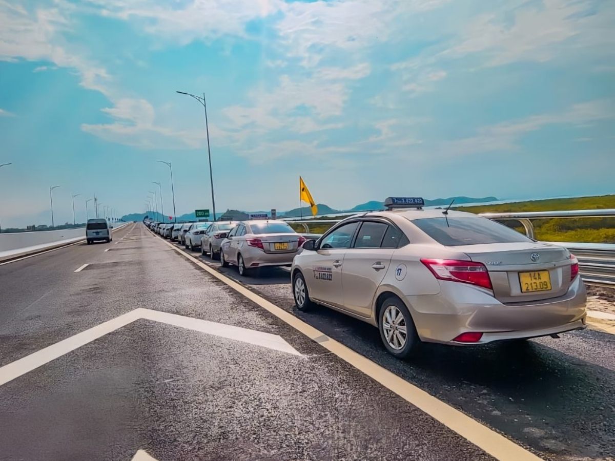 Điểm mạnh của taxi Bãi Cháy Quảng Ninh này nằm ở khả năng phục vụ linh hoạt cho cả khách lẻ và đoàn lớn