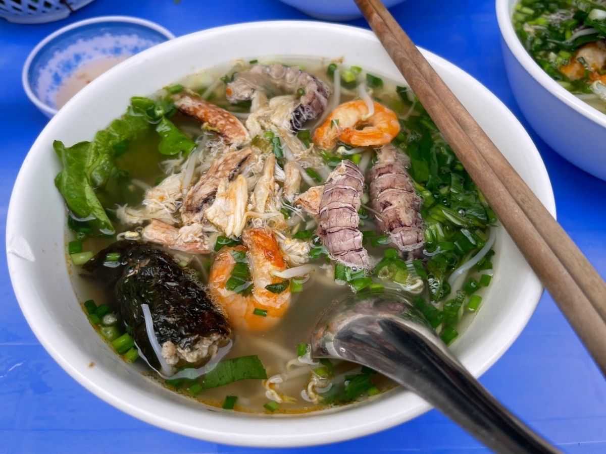 Bún hải sản là một trong những món nhất định phải thử khi đến Hạ Long