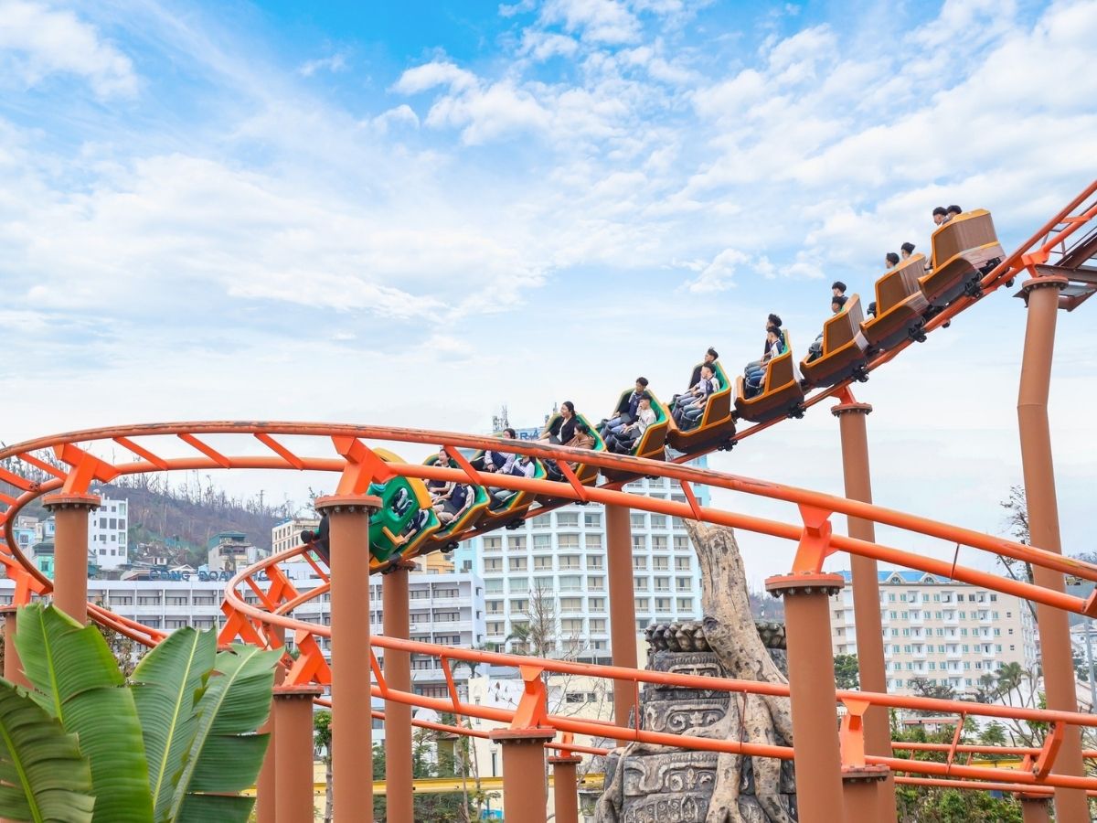 Dragon Park với tàu lượn siêu tốc và các trò chơi cảm giác mạnh thu hút giới trẻ.
