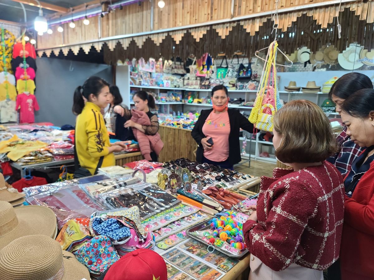 Chợ đêm Hạ Long có nhiều món đồ thủ công thú vị.