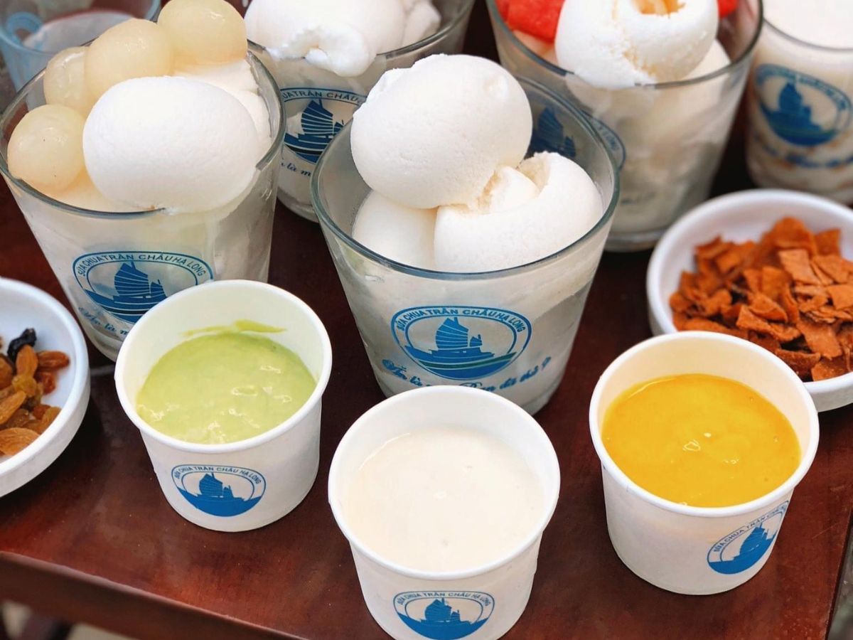 Thưởng thức sữa chua trân châu Hạ Long tại chợ đêm