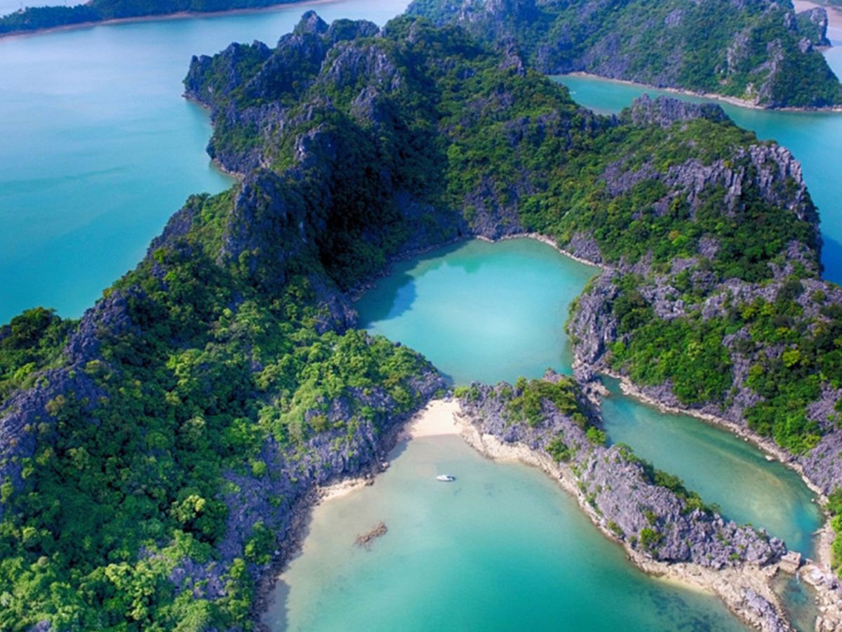 Vịnh Bái Tử Long là điểm du lịch hấp dẫn tại Hạ Long.