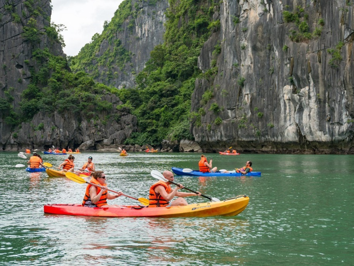 Trải nghiệm chèo thuyền kayak khám phá vịnh và ngắm hoàng hôn.