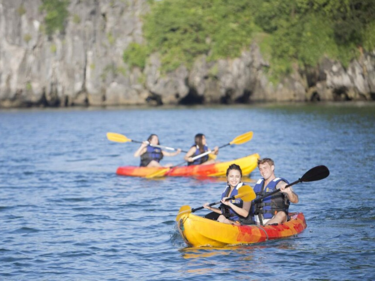Khám phá vẻ đẹp xung quanh hòn đảo với chèo kayak thú vị.