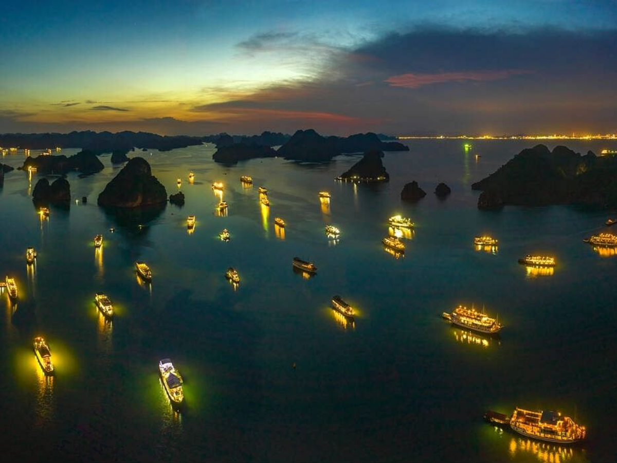 Bạn có thể lựa chọn chuyến đi nghỉ đêm trên tàu gỗ truyền thống hoặc du thuyền 5 sao sang trọng.