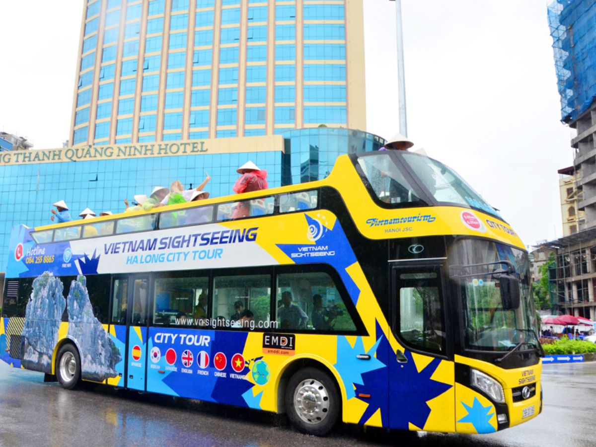 Di chuyển đến phố cổ Bãi Cháy bằng xe bus của thành phố.