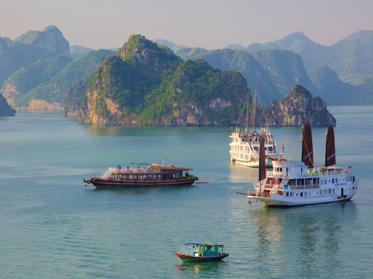 Di chuyển bằng tàu du lịch để đến Đảo Soi Sim.